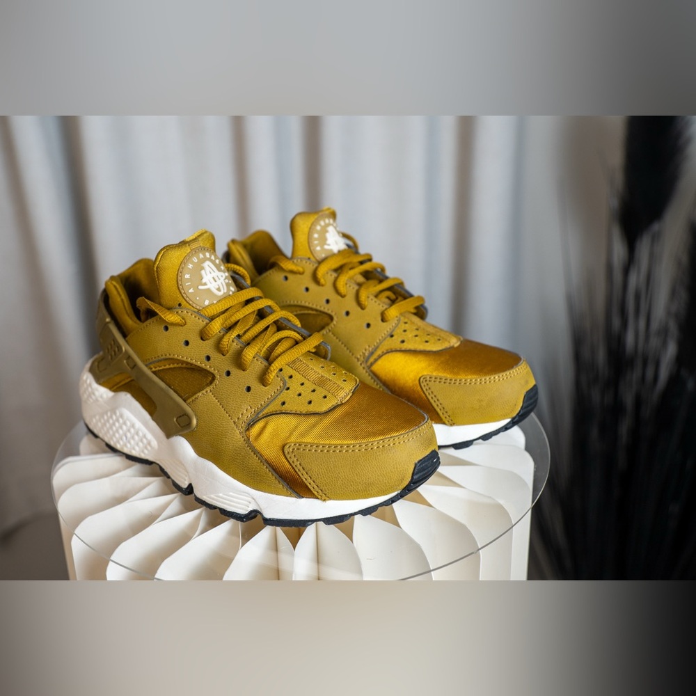 Nike Women's Sneakers in Mustard and White